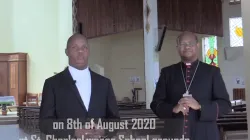 Mgr Anthony Muheria (à droite) et l'évêque élu Joseph Mwongela (à gauche) dans un message vidéo pour l'ordination épiscopale reportée au 8 août. / Diocèse de Kitui