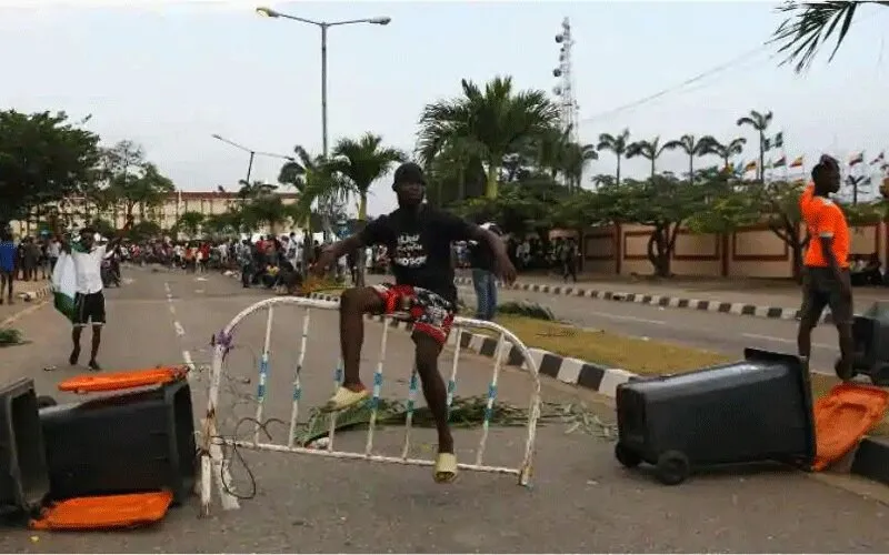 Un manifestant est assis sur une barricade bloquant une route près du Lagos State House, malgré un couvre-feu 24 heures sur 24 imposé par les autorités de l'État nigérian de Lagos en réponse aux protestations contre les brutalités policières présumées, au Nigeria. Reuters