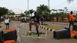 Un manifestant est assis sur une barricade bloquant une route près du Lagos State House, malgré un couvre-feu 24 heures sur 24 imposé par les autorités de l'État nigérian de Lagos en réponse aux protestations contre les brutalités policières présumées, au Nigeria. / Reuters