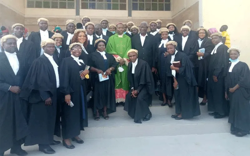 Mgr Stephen Dami Mamza avec des avocats catholiques après la messe pour marquer la fin de l'année judiciaire dans l'État d'Adamawa. Page Facebook de Mgr Stephen Dami Mamza.