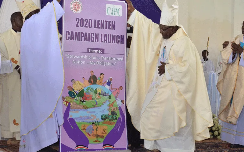Le président de la CJPC (à droite) dévoile la bannière de la campagne de carême 2020 ACI Afrique