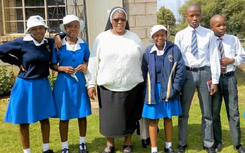 Sr Augustina (au centre) avec des élèves du lycée Mazenod à Maseru, Lesotho. African Sisters Education Collaborative (ASEC).