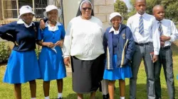Sr Augustina (au centre) avec des élèves du lycée Mazenod à Maseru, Lesotho. / African Sisters Education Collaborative (ASEC).