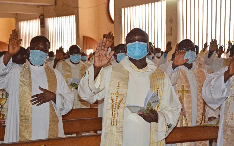 Les prêtres de l'archidiocèse de Lomé renouvelant leurs vœux pendant la messe chrismale à l'église paroissiale catholique Cristo Risorto de Hedzranawoe à Lomé, mardi 8 septembre. Archidiocèse de Lomé