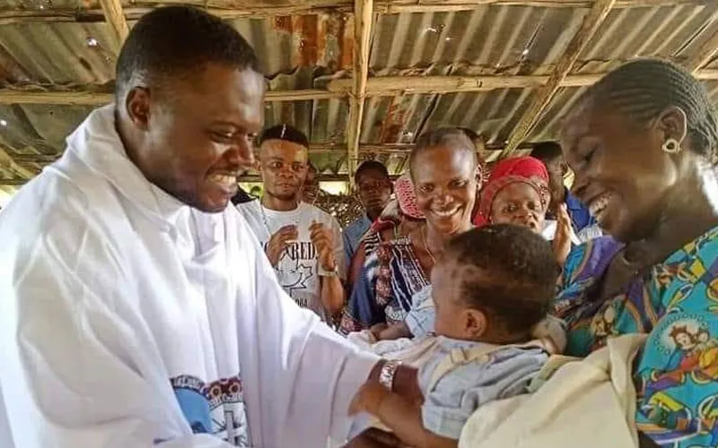 Le père Patrick Lonkoy Bolengu dans une station missionnaire. Crédit : Père Patrick Lonkoy Bolengu
