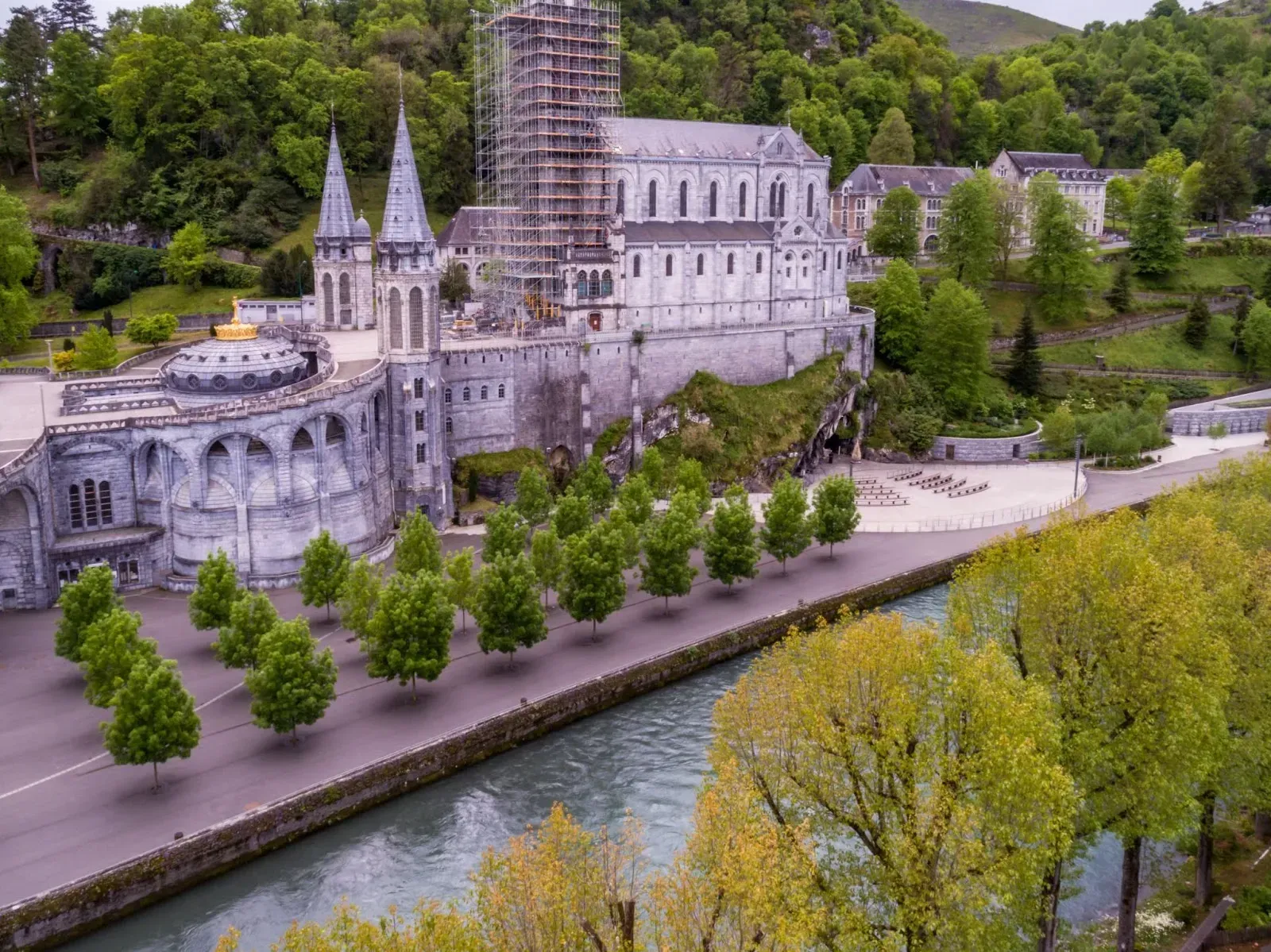 Le Sanctuaire de Notre Dame de Lourdes, France. Célian de La Rochefoucauld via youheritage.com.