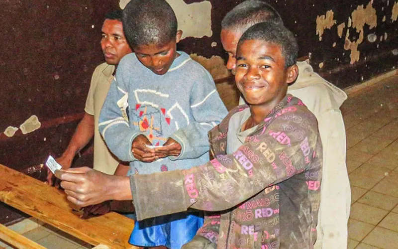 Quelques-uns des jeunes sans-abri en prison que les missionnaires salésiens soutiennent à Madagascar Agenzia Info Salesiana (ANS)