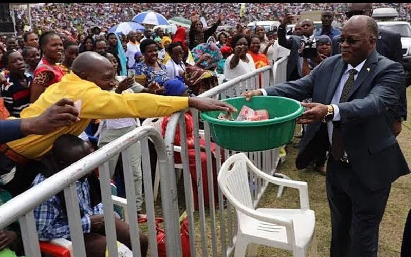 Le président de la Tanzanie, John Pombe Magufuli, recueille l'offertoire lors d'un service religieux catholique. Domaine public