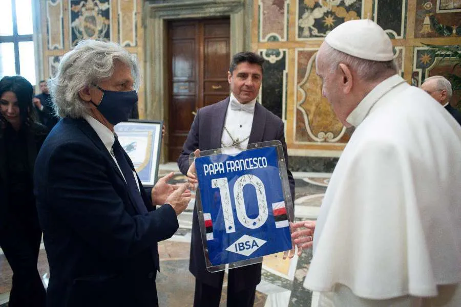 Le pape François rencontre une délégation du club de football italien Sampdoria le 19 février 2021. Vatican Media.