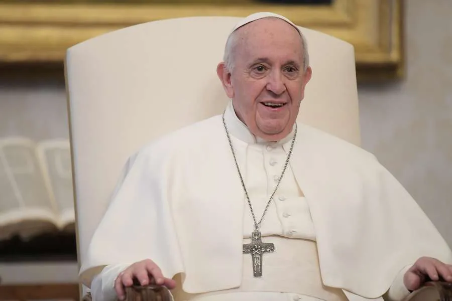 Le pape François prononce son discours lors de l'audience générale dans la bibliothèque du Palais Apostolique le 3 février 2021. Vatican Media.