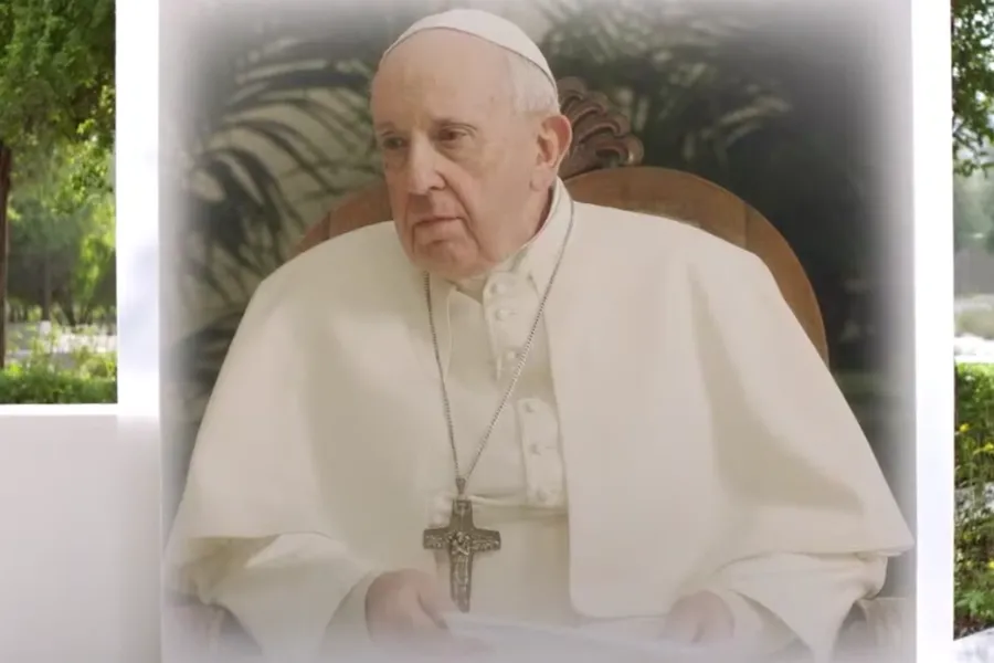 Le pape François livre son message pour la Journée internationale de la fraternité humaine le 4 février 2021. Capture d'écran de la chaîne YouTube du Vatican.