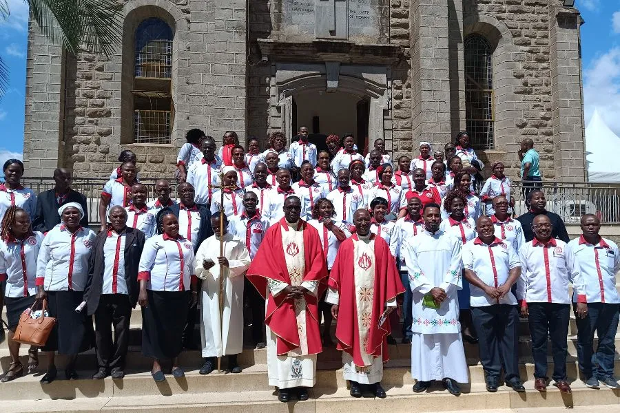 P. Dominic Gathurithu et P. George Omondi avec les nouveaux associés laïcs de la Congrégation du Saint-Esprit (Holy Ghost Fathers/Spiritans/CSSp.) au Kenya. Crédit : ACI Afrique