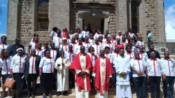 P. Dominic Gathurithu et P. George Omondi avec les nouveaux associés laïcs de la Congrégation du Saint-Esprit (Holy Ghost Fathers/Spiritans/CSSp.) au Kenya. Crédit : ACI Afrique / 