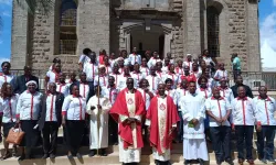 P. Dominic Gathurithu et P. George Omondi avec les nouveaux associés laïcs de la Congrégation du Saint-Esprit (Holy Ghost Fathers/Spiritans/CSSp.) au Kenya. Crédit : ACI Afrique / 