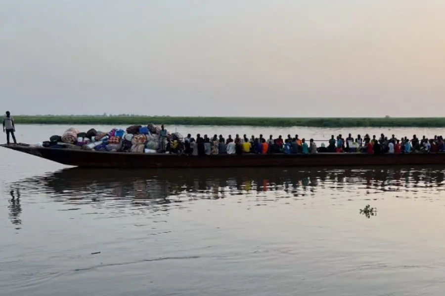 Des personnes fuyant le Soudan sont transférées de Renk à Malakal, où se trouvent leurs familles. Crédit : JRS / 
