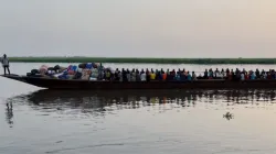 Des personnes fuyant le Soudan sont transférées de Renk à Malakal, où se trouvent leurs familles. Crédit : JRS / 