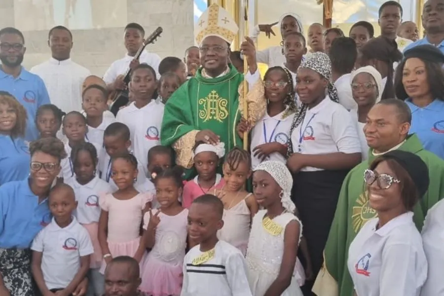Mgr Ignatius Ayau Kaigama avec des paroissiens de la paroisse St. Mary's Kary de l'archidiocèse d'Abuja
