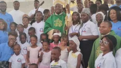Mgr Ignatius Ayau Kaigama avec des paroissiens de la paroisse St. Mary's Kary de l'archidiocèse d'Abuja / 