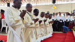 Les sept diacres jésuites et un diacre des Missionnaires d'Afrique ordonnés prêtres le 2 juillet 2023. Crédit : ACI Afrique / 