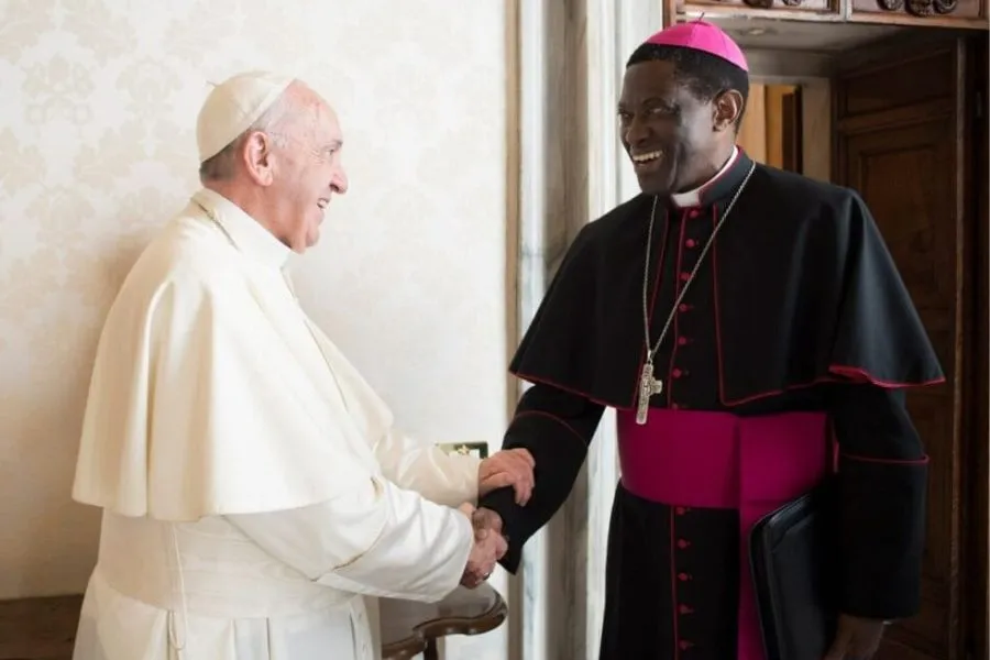 Mgr Protase Rugambwa avec le Pape François à Rome. Crédit : Vatican Media