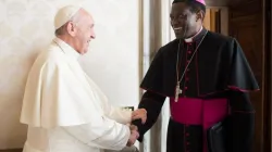 Mgr Protase Rugambwa avec le Pape François à Rome. Crédit : Vatican Media / 