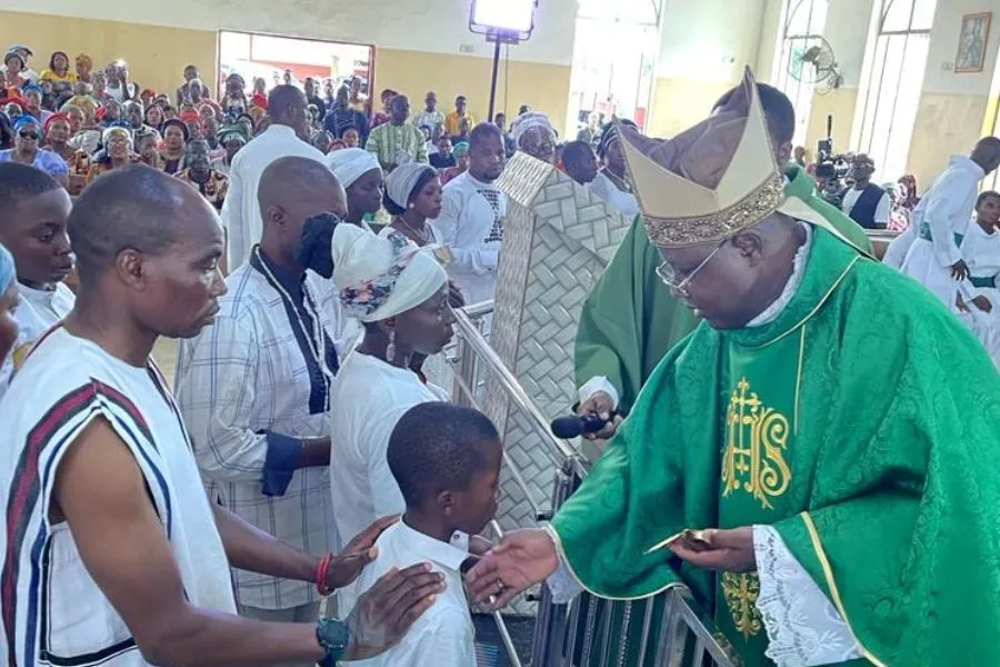 Mgr Ignatius Ayau Kaigama administre le sacrement de la confirmation à la paroisse du Sacré-Cœur de l'archidiocèse d'Abuja. Crédit : Archidiocèse d'Abuja