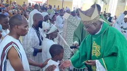 Mgr Ignatius Ayau Kaigama administre le sacrement de la confirmation à la paroisse du Sacré-Cœur de l'archidiocèse d'Abuja. Crédit : Archidiocèse d'Abuja / 