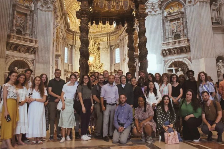 Les participants à l'Académie d'été d'EWTN posent pour une photo après une visite de la basilique Saint-Pierre à Rome. Crédit : EWTN