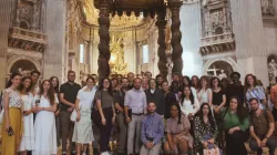 Les participants à l'Académie d'été d'EWTN posent pour une photo après une visite de la basilique Saint-Pierre à Rome. Crédit : EWTN / 