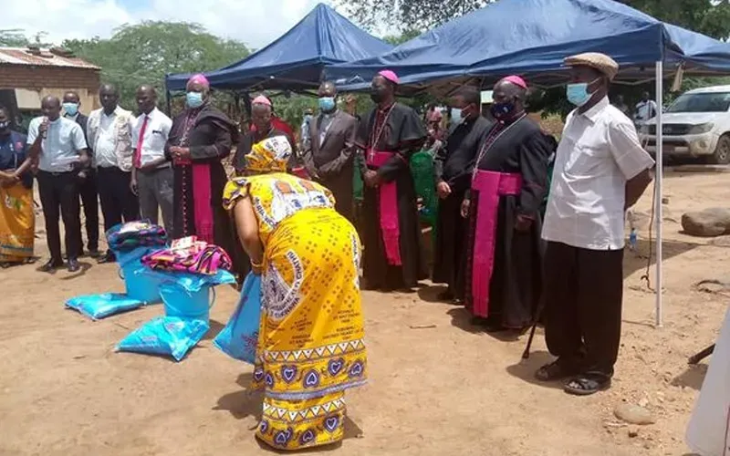 Les évêques catholiques du Malawi tendent la main aux moins privilégiés. Crédit : ECM/Facebook