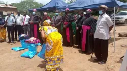 Les évêques catholiques du Malawi tendent la main aux moins privilégiés. Crédit : ECM/Facebook / 