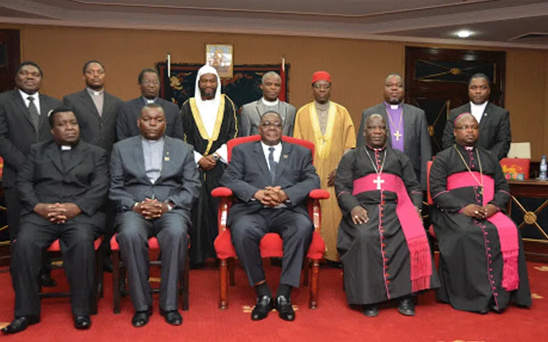 Certains chefs religieux au Malawi après une rencontre avec l'ancien président Arthur Peter Mutharika. Domaine public