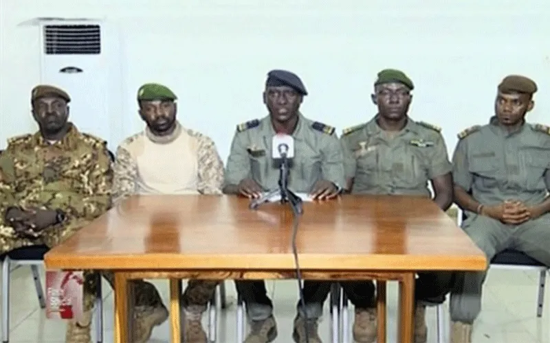 s militaires maliens regroupés au sein du Comité national pour le salut du peuple lors d'un discours télévisé le mercredi 19 août. Domaine public