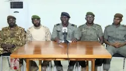 s militaires maliens regroupés au sein du Comité national pour le salut du peuple lors d'un discours télévisé le mercredi 19 août. / Domaine public