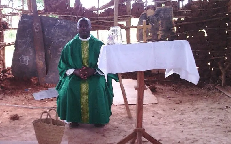 Le père James Kinoti en service à la paroisse Sainte-Catherine d'Alexandrie Tarasaa dans le diocèse catholique de Malindi au Kenya. / P. James Kinoti.