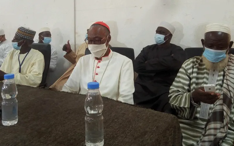 Jean Cardinal Zerbo en compagnie de leaders musulmans à Bamako, la capitale du Mali. Domaine public