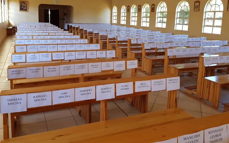 Les noms des paroissiens de la paroisse Saint-Pierre-et-Paul du diocèse de Manzini, au Swaziland, sont épinglés sur des bancs. Mgr Jose Luis Ponce de Leon