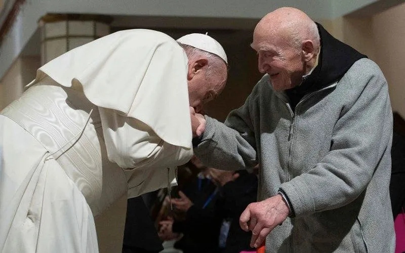 Le pape François salue le frère Jean-Pierre Schumacher, dernier survivant Tibhirine, le 31 mars 2019 au Maroc. Crédit : Vatican Media