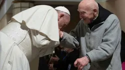 Le pape François salue le frère Jean-Pierre Schumacher, dernier survivant Tibhirine, le 31 mars 2019 au Maroc. Crédit : Vatican Media / 