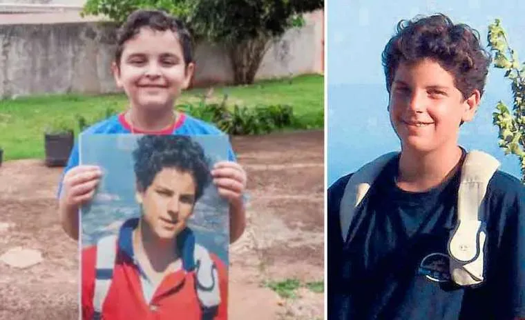 Mattheus (à gauche) tient une photo de Carlo Acutis (à droite), dont les prières sont attribuées à la guérison du garçon. Campo Grande News