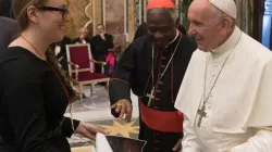 Molly Burhans présente une de ses cartes au pape François et au cardinal Peter Turkson au Vatican durant l'été 2018. Vatican Media / 