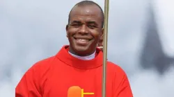 Le père Ejike Mbaka a refait surface mercredi 5 mai après avoir été porté disparu. Ses partisans avaient pris d'assaut la résidence de l'évêque pour demander où il se trouvait. / 