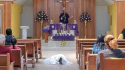 Le père Sajid Lozano dit une messe de funérailles pour Juan, dont le corps se trouve dans la nef, dans la paroisse Jesus the Priest à Mexico, le 21 février 2021. / Photo avec l'aimable autorisation du père Lozano.