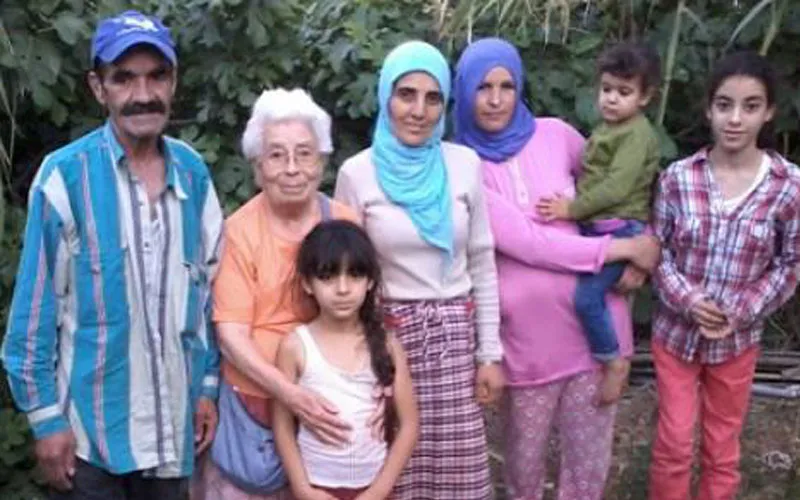 Sœur Angeles Olga Castro (deuxième à gauche) avec quelques membres de familles marocaines musulmanes. Agenzia Fides
