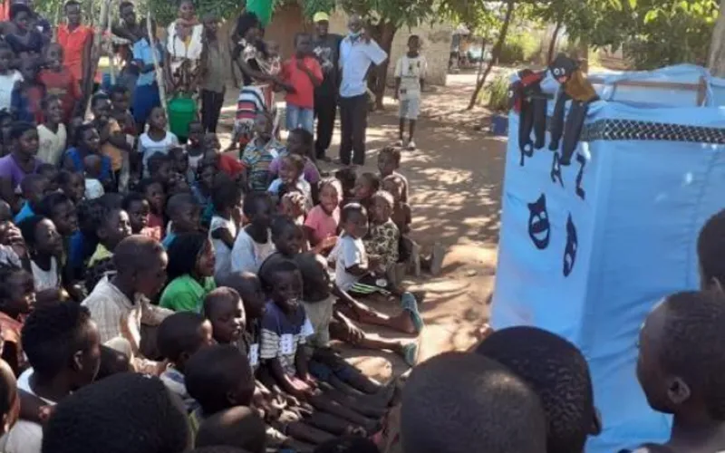 Les enfants du diocèse catholique de Pemba suivent un spectacle de marionnettes dans le cadre d'un projet psychosocial visant à les aider à surmonter leur perte/Crédit : Denis Hurley Peace Institute