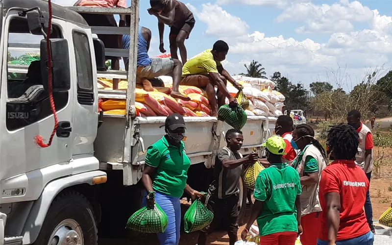Aide d'urgence pour les familles déplacées à Pemba. Crédit : Johan Viljoen