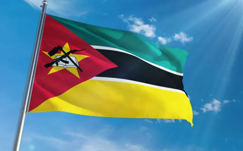 Le drapeau du Mozambique. Crédit : Domaine public