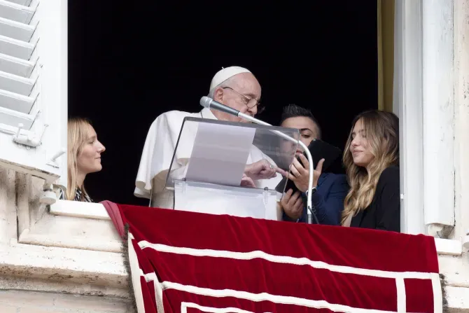 Le Pape François s'inscrit aux Journées Mondiales de la Jeunesse 2023 à la fin de son discours de l'Angélus, le 23 octobre 2022. | Vatican Media / 