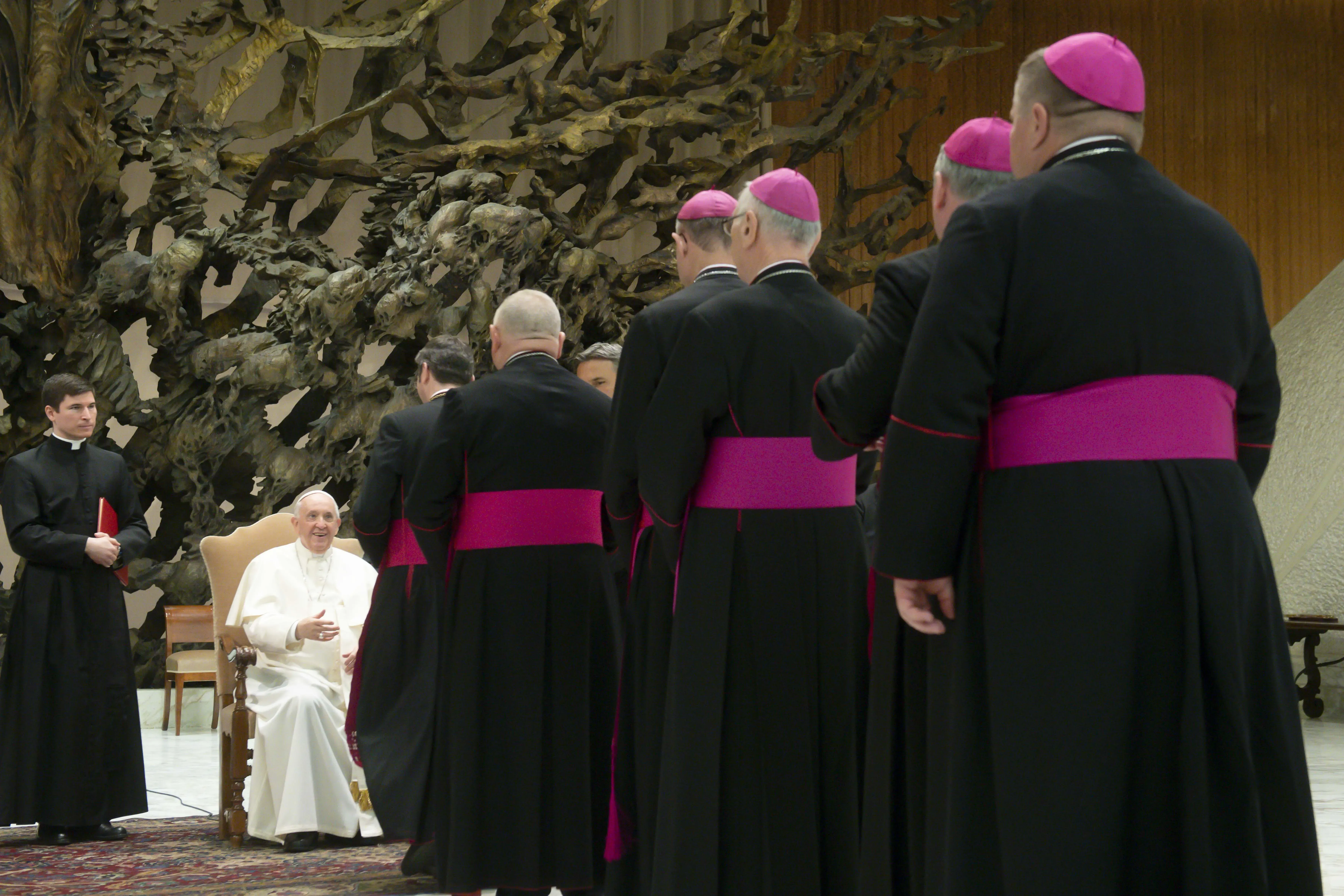 Le pape François salue des évêques catholiques lors d'un pèlerinage de la Slovaquie à Rome, le 30 avril 2022. Vatican Media