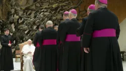 Le pape François salue des évêques catholiques lors d'un pèlerinage de la Slovaquie à Rome, le 30 avril 2022. Vatican Media / 